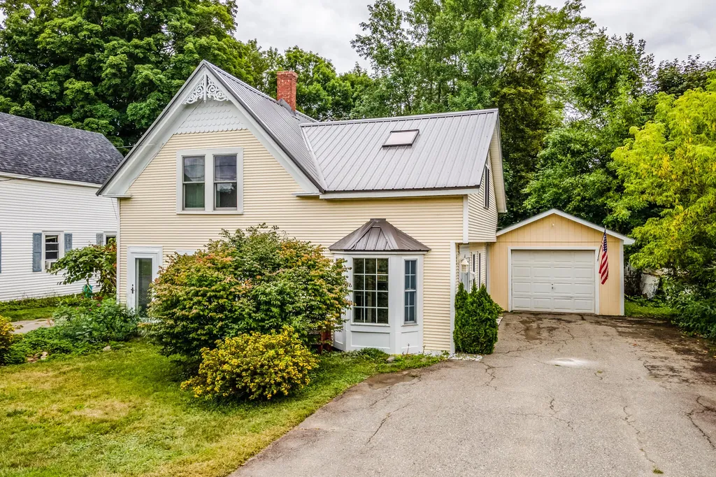 9 Hill Avenue Newport ME 04953