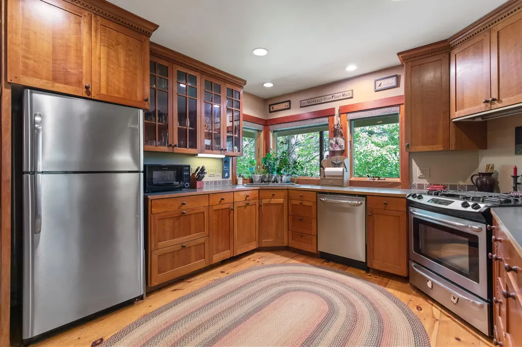 24 Penny Lane Liberty ME 04949