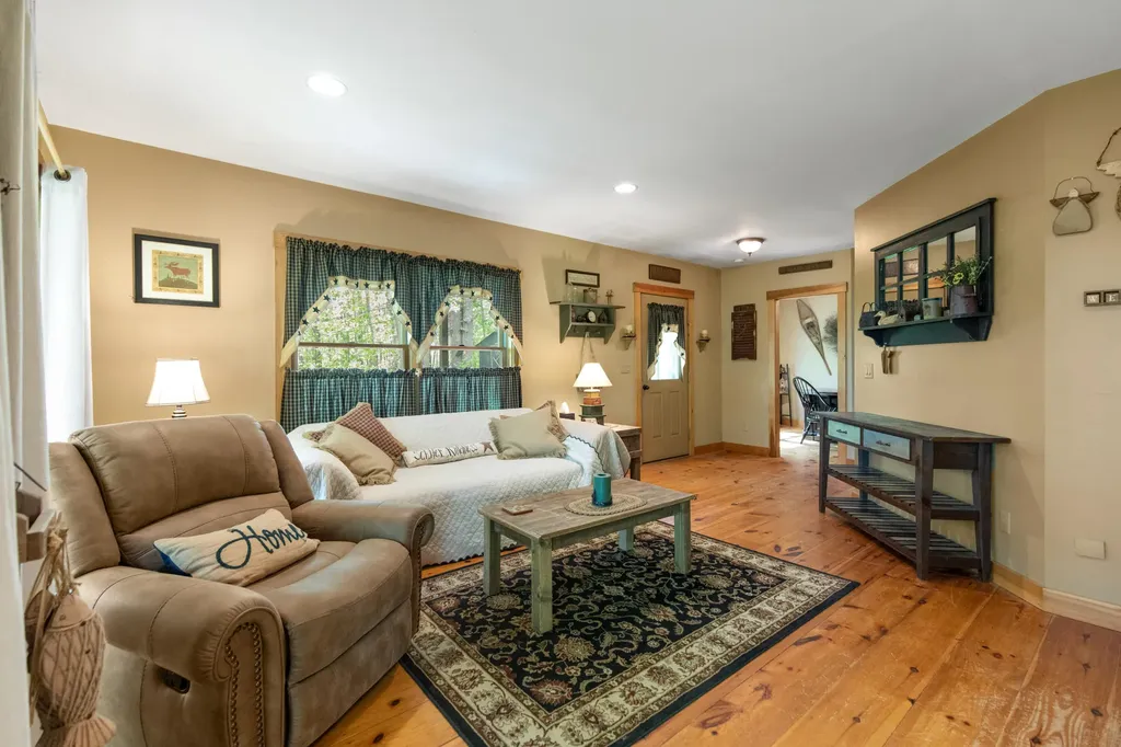 24 Penny Lane Liberty ME 04949