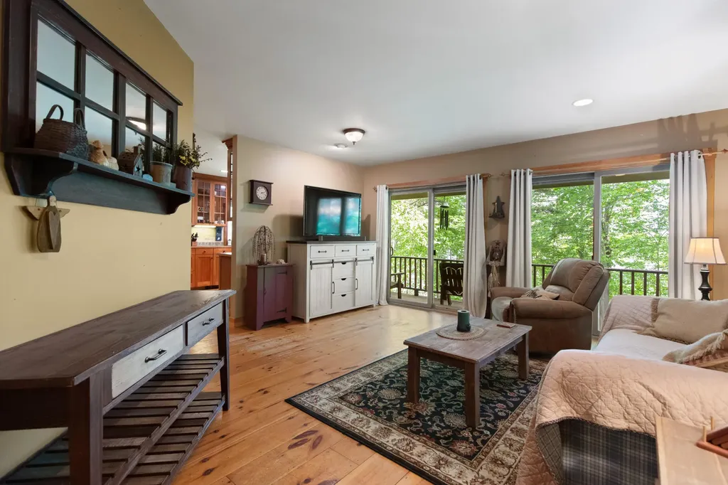 24 Penny Lane Liberty ME 04949