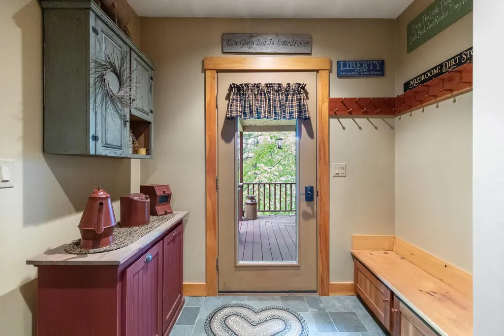 24 Penny Lane Liberty ME 04949
