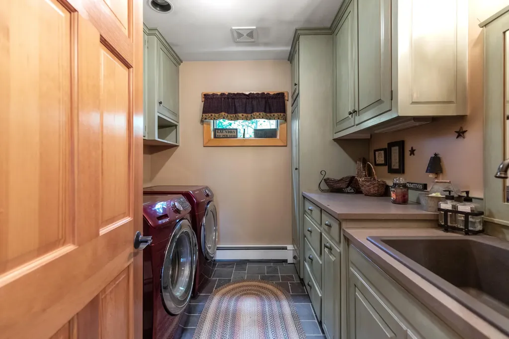 24 Penny Lane Liberty ME 04949