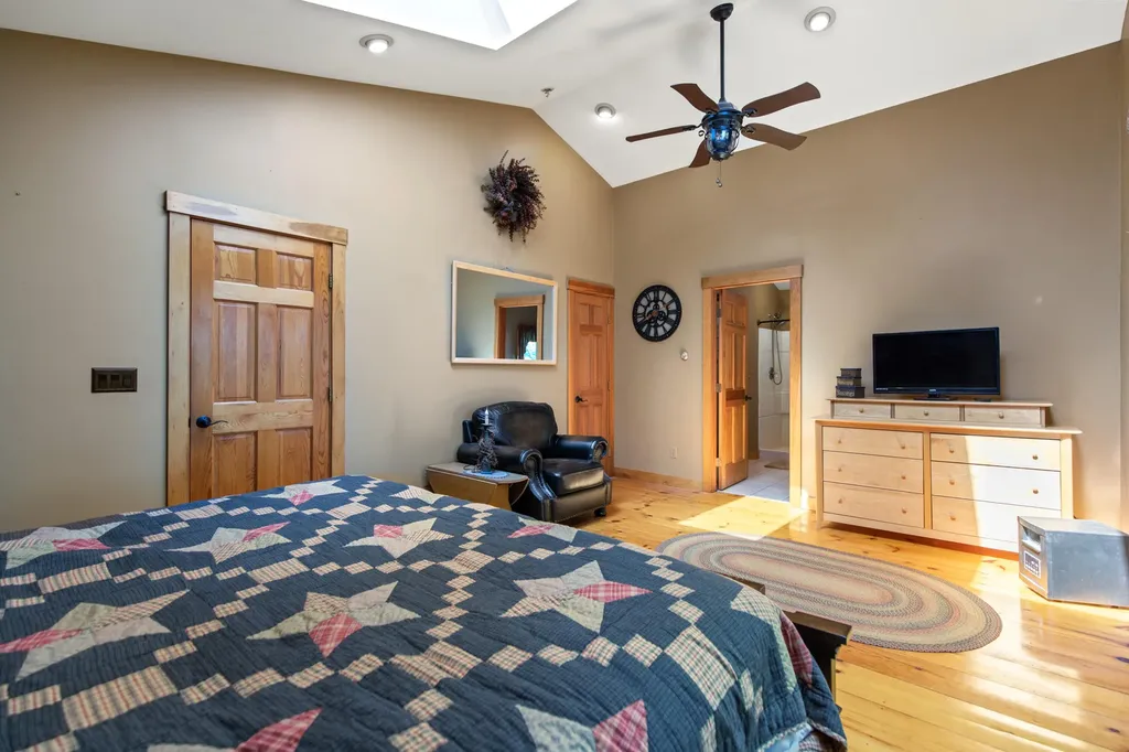 24 Penny Lane Liberty ME 04949