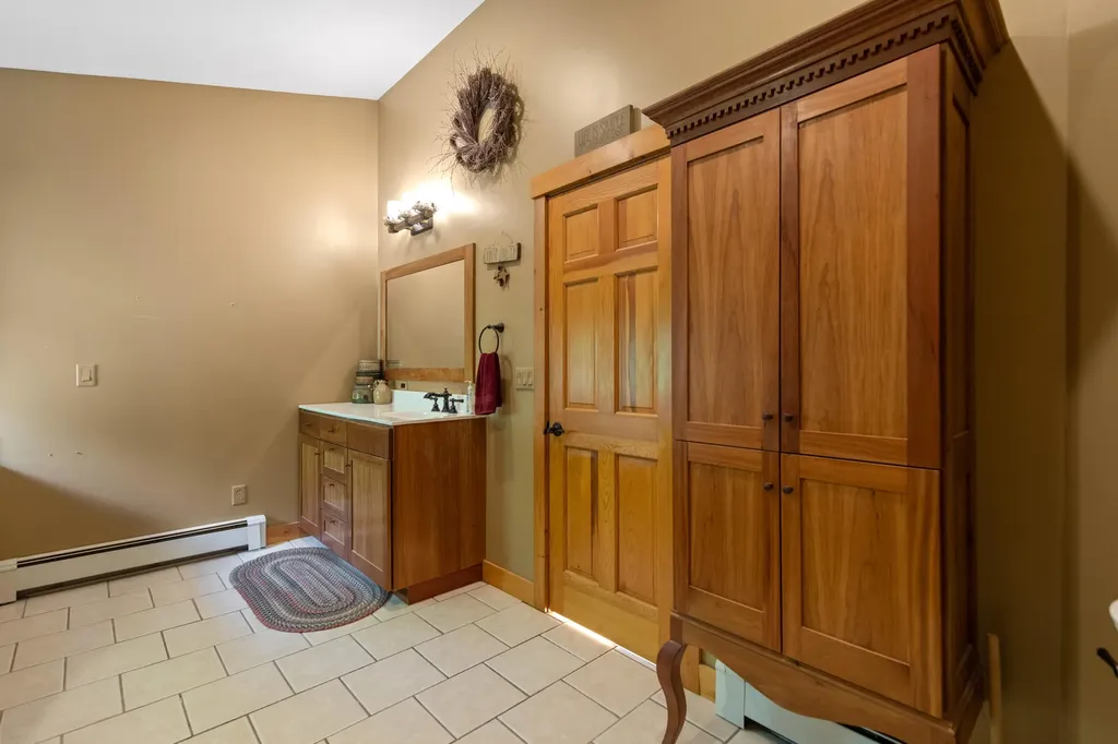 24 Penny Lane Liberty ME 04949