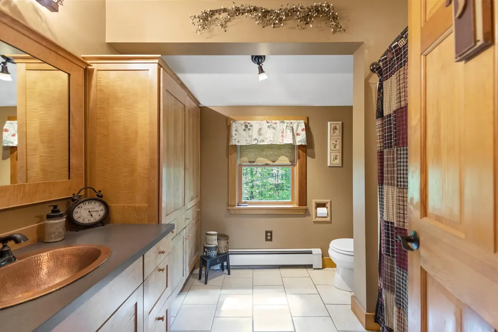 24 Penny Lane Liberty ME 04949
