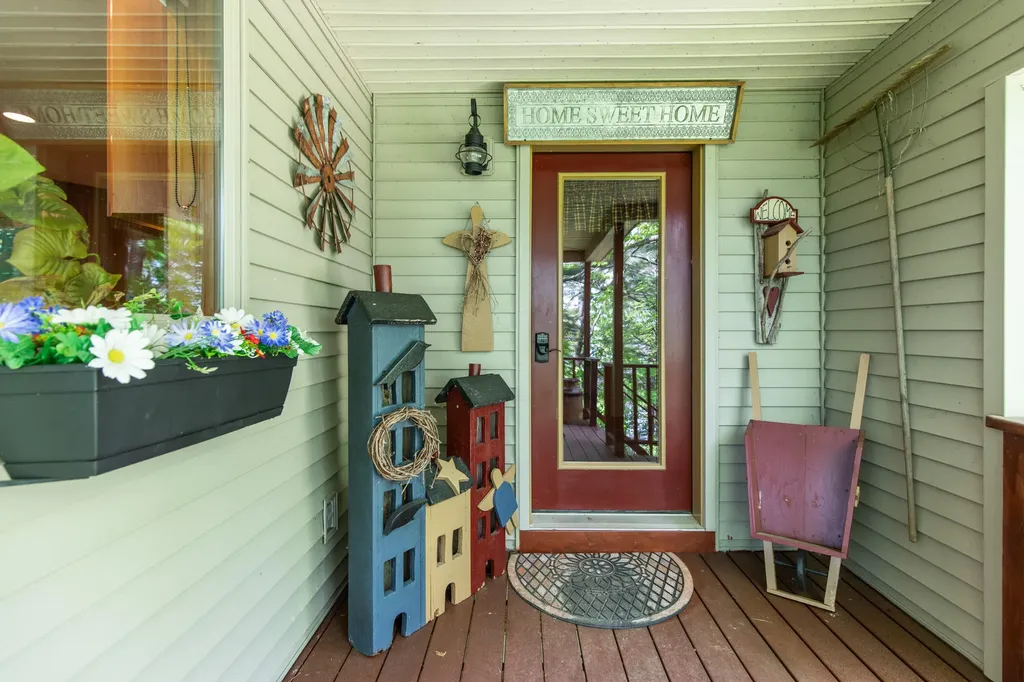 24 Penny Lane Liberty ME 04949