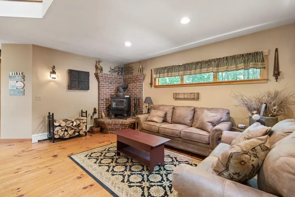 24 Penny Lane Liberty ME 04949