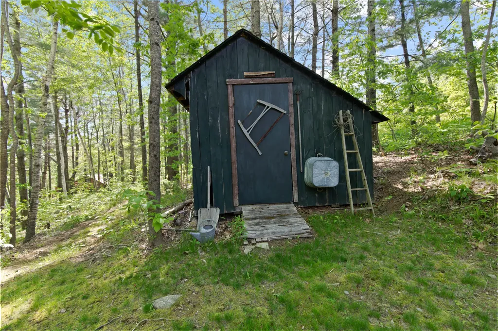 24 Penny Lane Liberty ME 04949