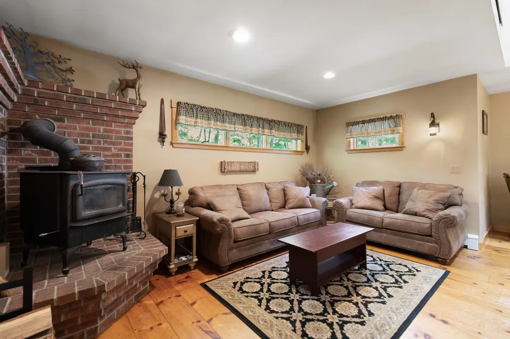 24 Penny Lane Liberty ME 04949