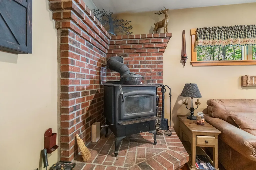 24 Penny Lane Liberty ME 04949