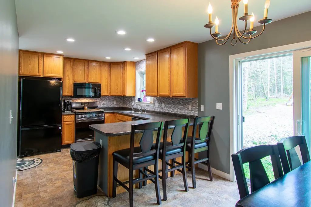136 Back Cove Road Waldoboro ME 04572