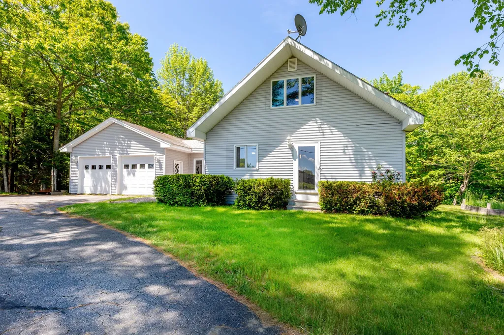 93 Bay Road Bowdoinham ME 04008