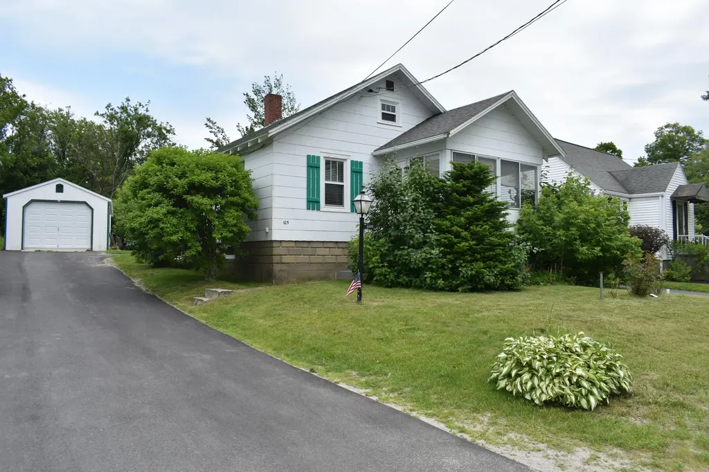 105 Bowdoin Street Winthrop ME 04364