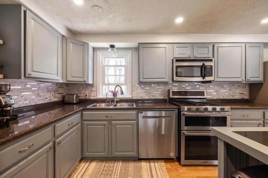 32 Woodside Drive Kennebunk ME 04043