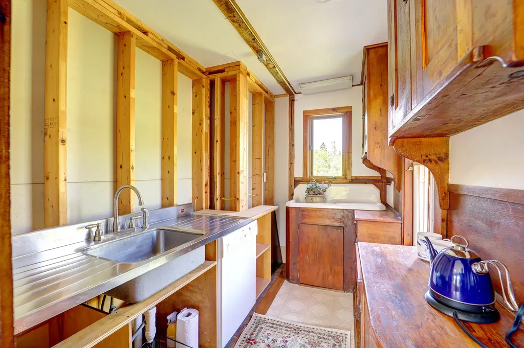 831 Reach Road Brooklin ME 04616