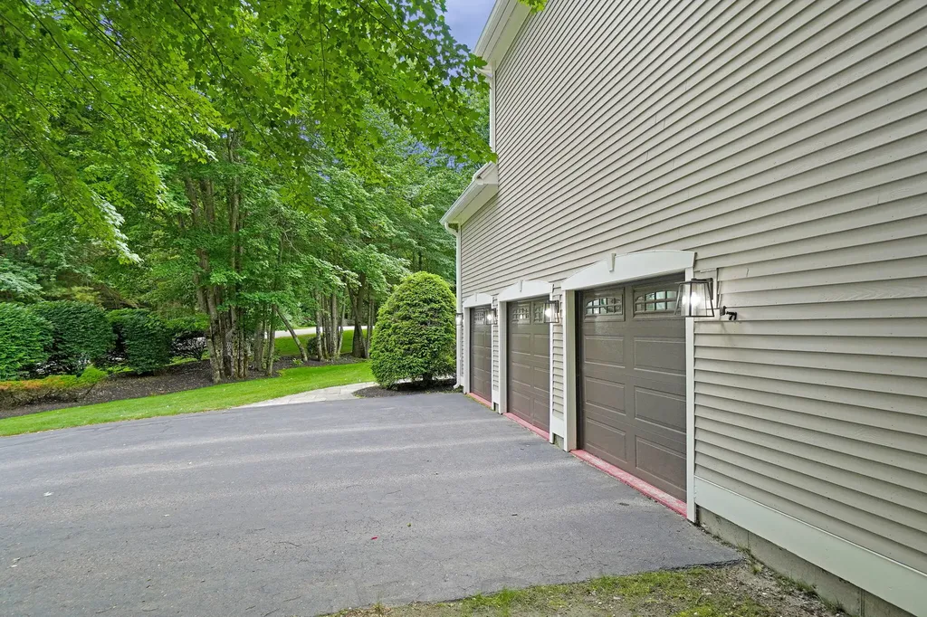 2 Spruce Lane Falmouth ME 04105
