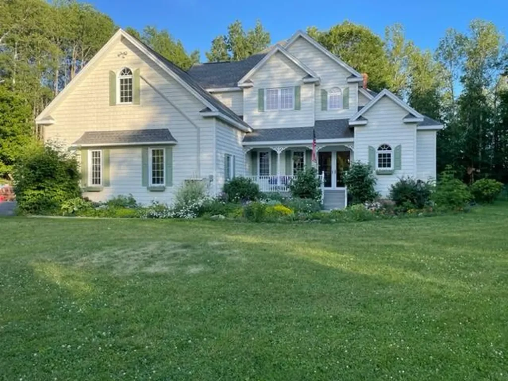 52 Vista Ridge Glenburn ME 04401