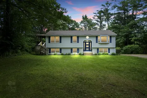 17 Raymond Road Topsham ME 04086