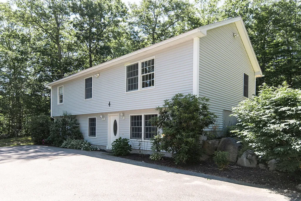 4 Baker Street Raymond ME 04071
