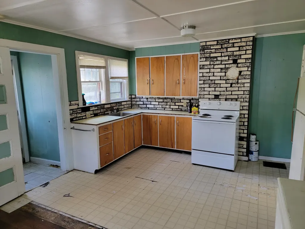 109 Commercial Street Hartland ME 04943