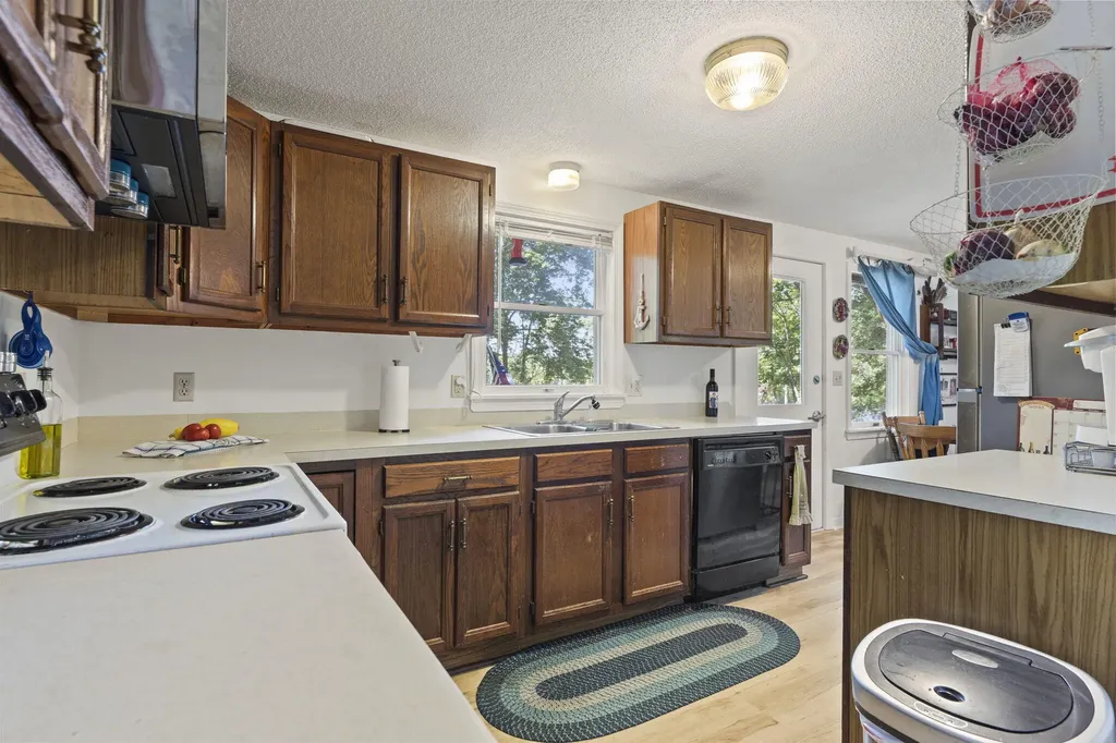 15 Rainbow Court Topsham ME 04086