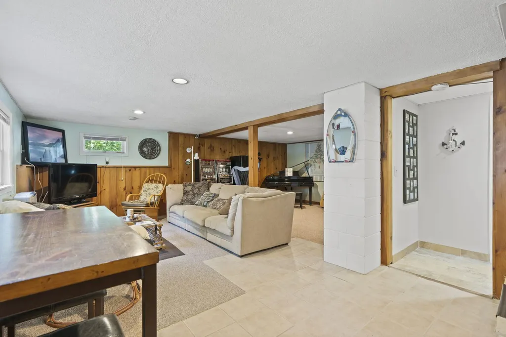 15 Rainbow Court Topsham ME 04086