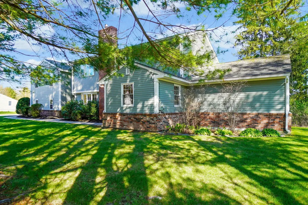 27 Winn Road Falmouth ME 04105