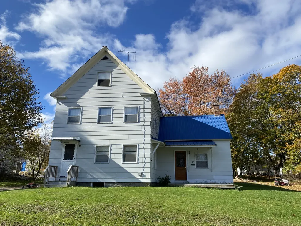 17 Perry Street Lincoln ME 04457
