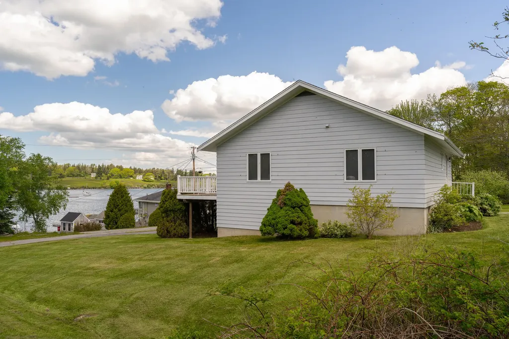 52 Paradise Road Bristol ME 04554