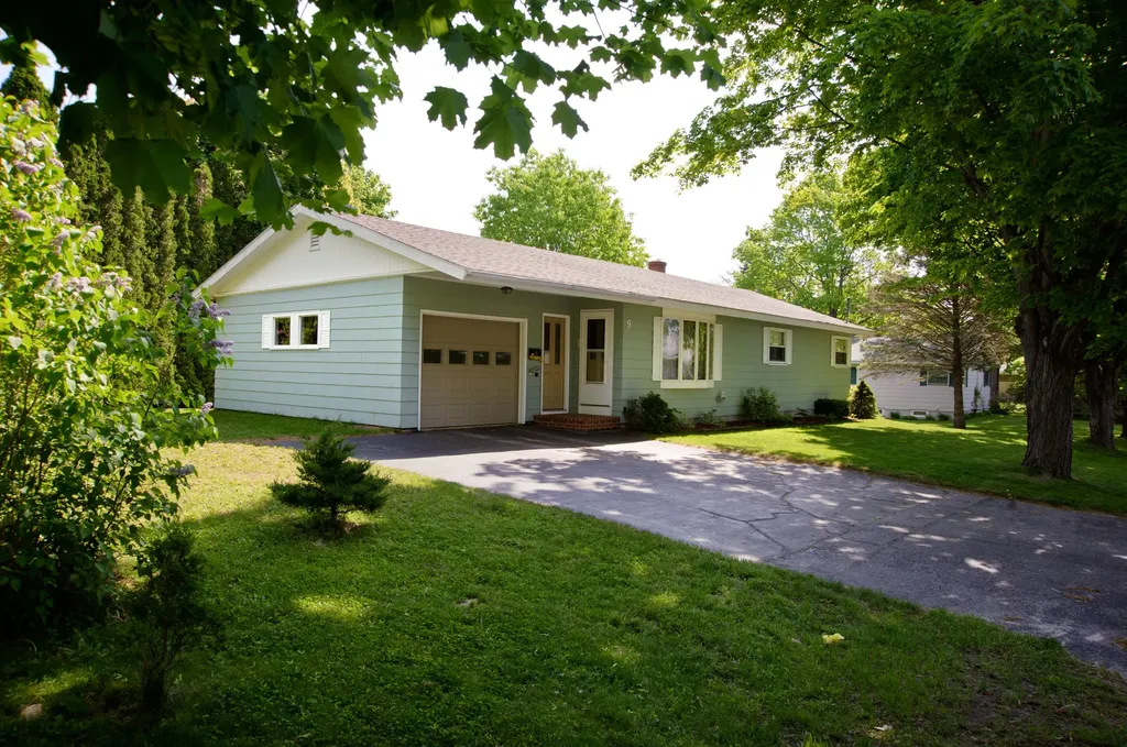 9 Surry Lane Lewiston ME 04240