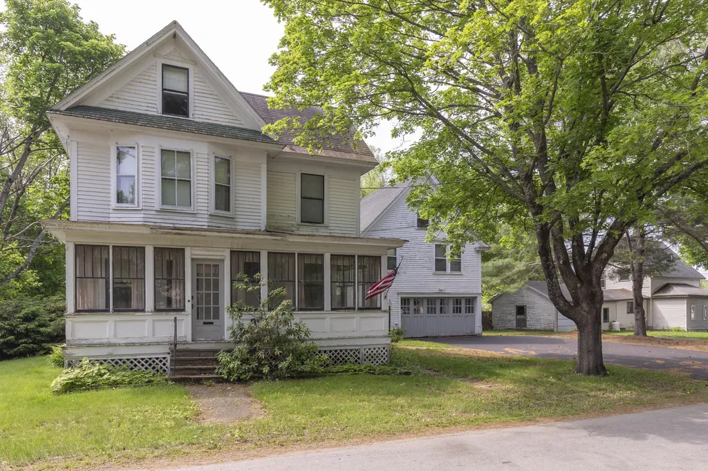 11 Park Avenue Newport ME 04953