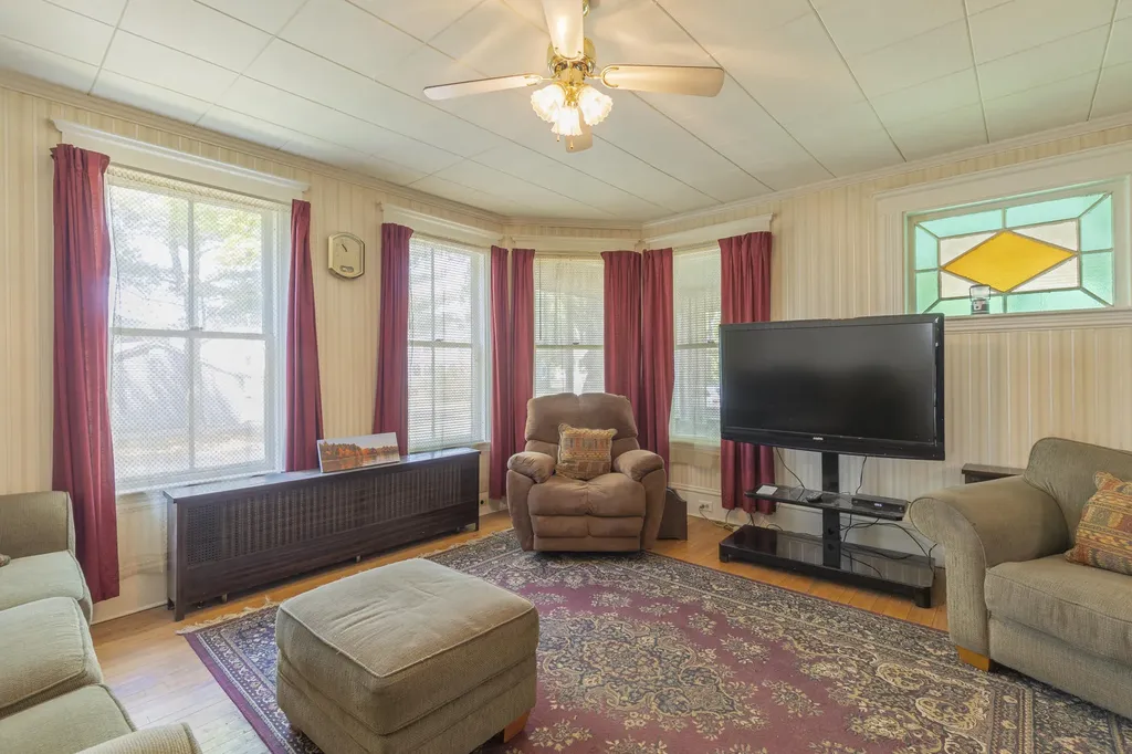 11 Park Avenue Newport ME 04953