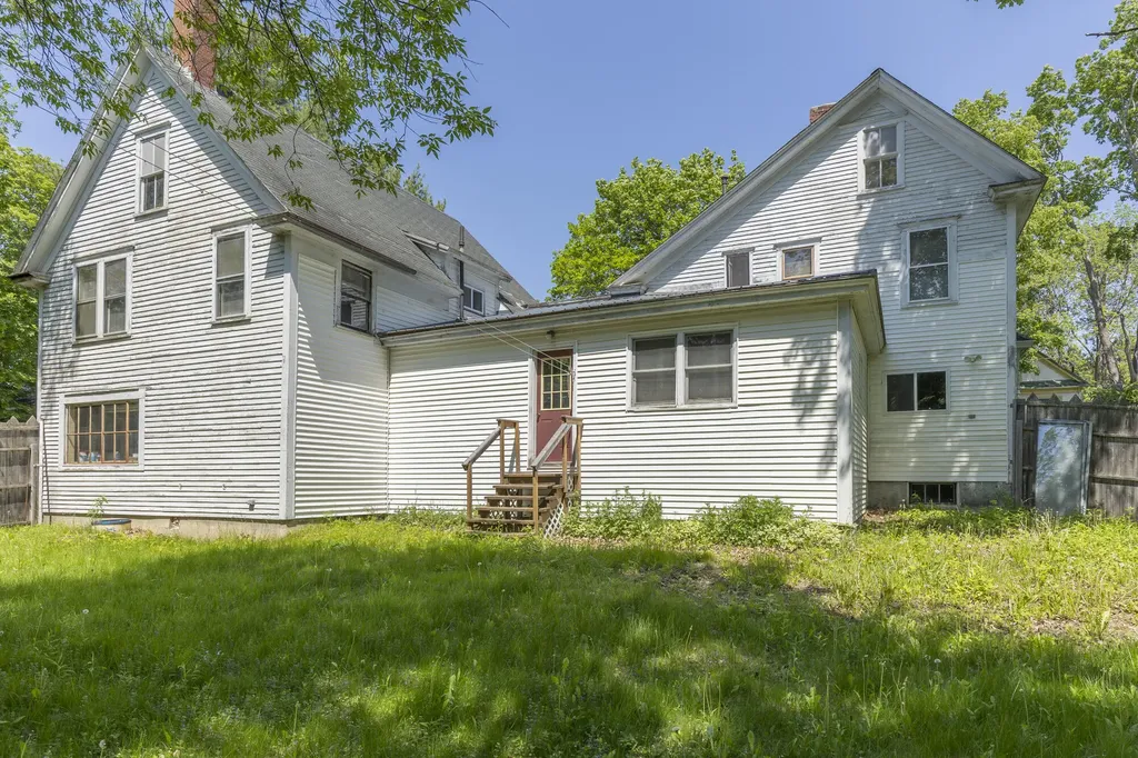 11 Park Avenue Newport ME 04953