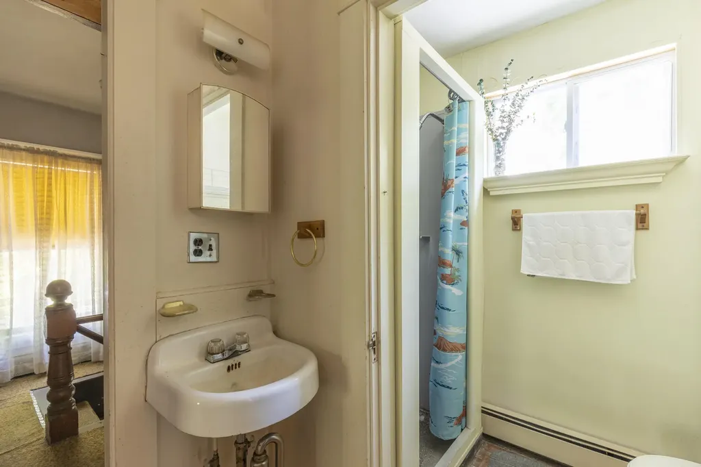 11 Park Avenue Newport ME 04953