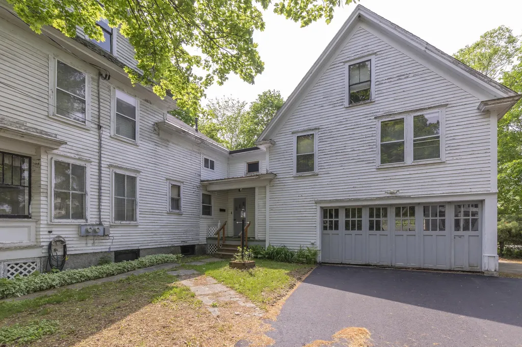 11 Park Avenue Newport ME 04953