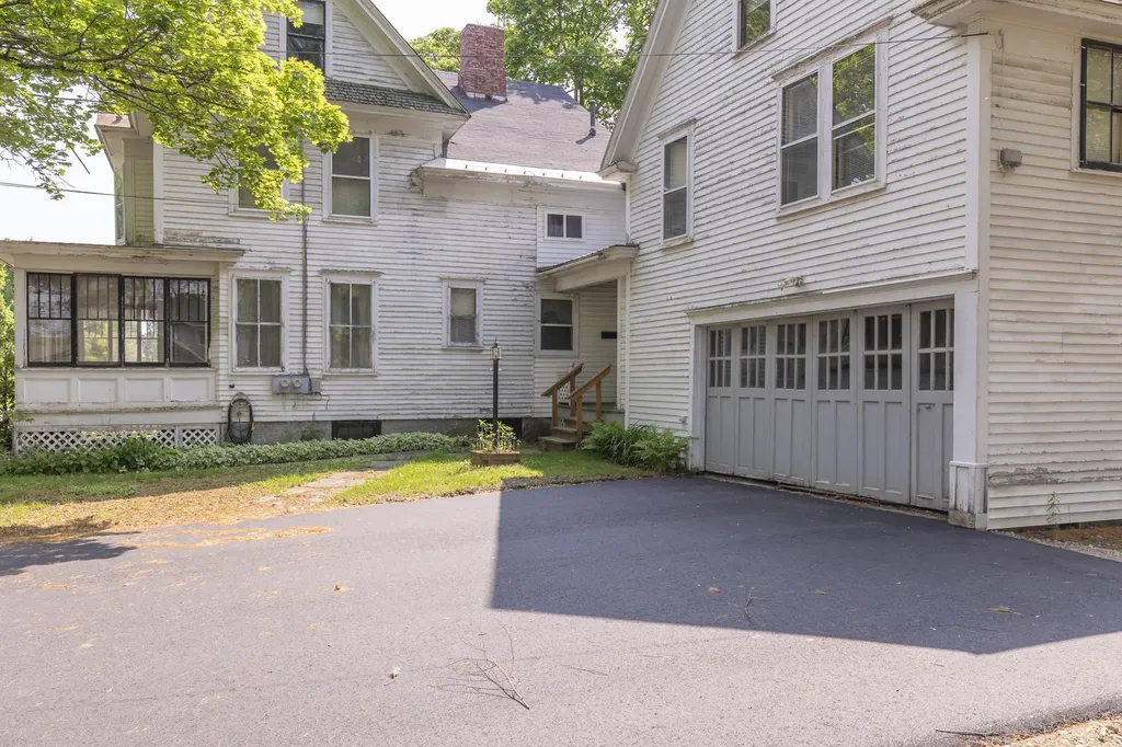 11 Park Avenue Newport ME 04953