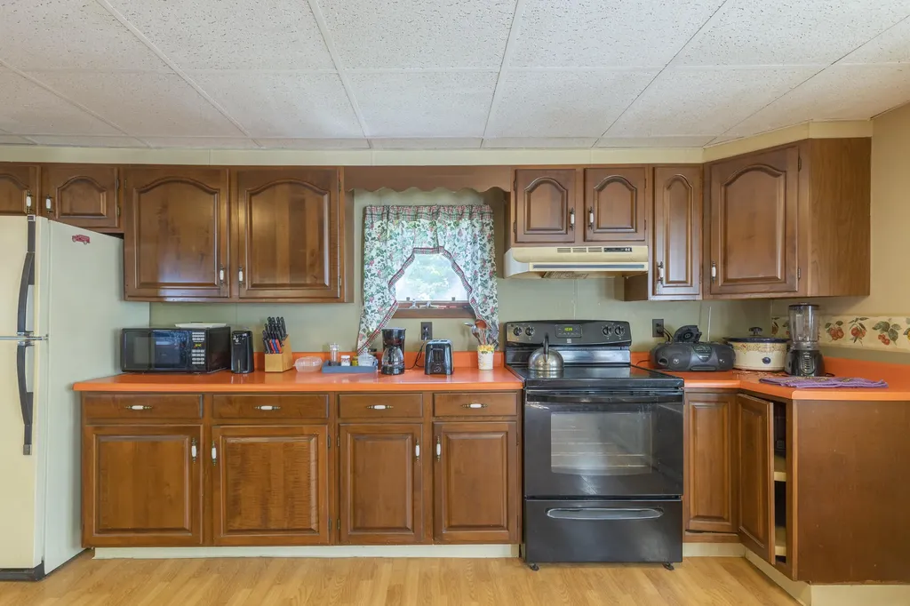 11 Park Avenue Newport ME 04953