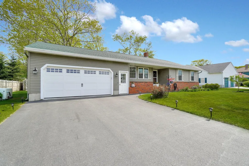 14 Robin Drive Brunswick ME 04011
