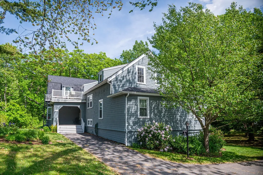 589 York Street York ME 03909