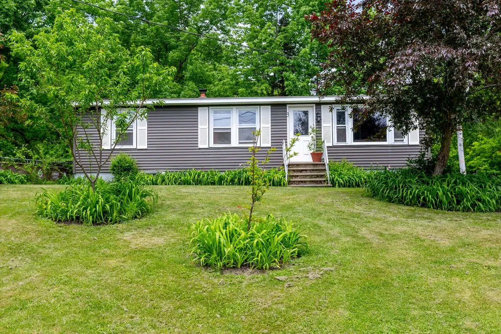 3 Hillside Circle Gardiner ME 04359