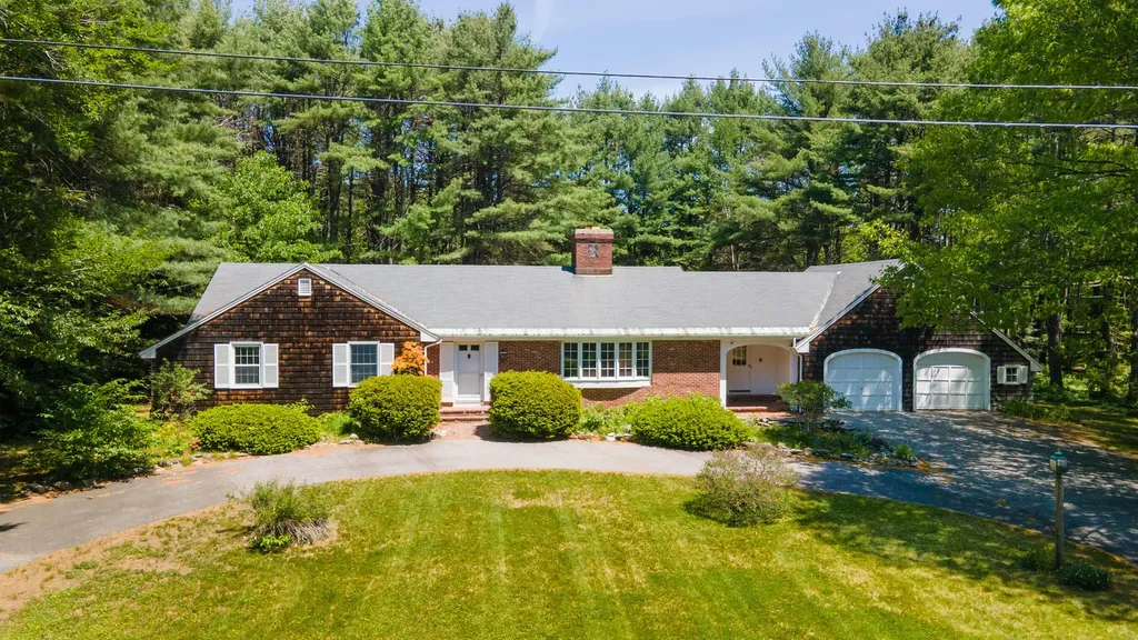 17 Hedgerow Drive Falmouth ME 04105