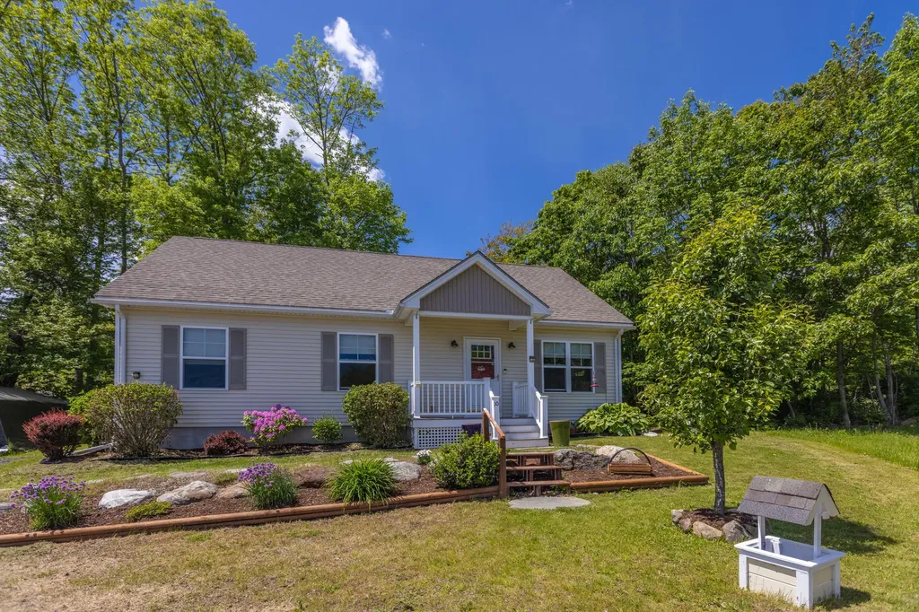 10 Glenfield Circle Camden ME 04843