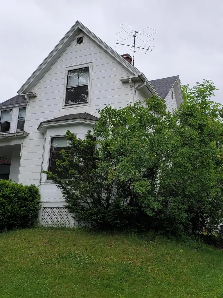 25 Lake Street Auburn ME 04210