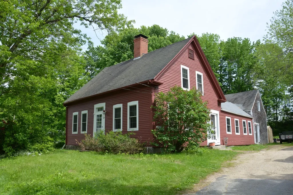 21 Narragansett Trail Buxton ME 04093