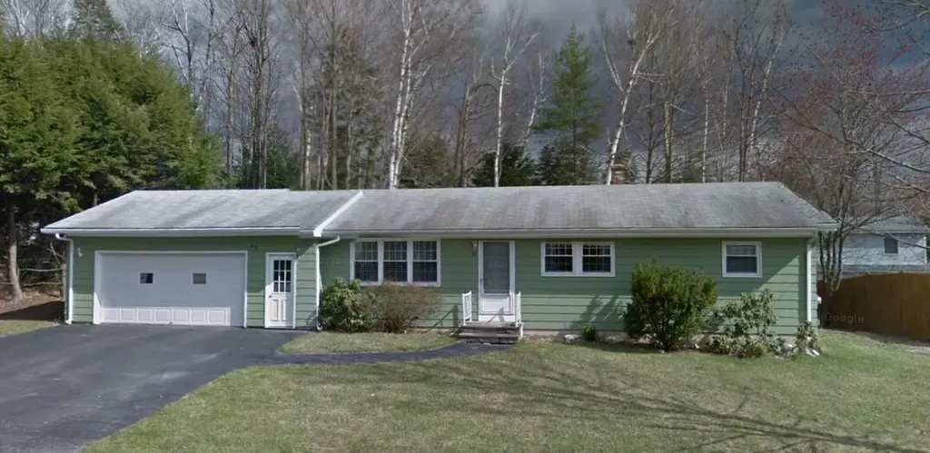 25 Woodside Drive Lewiston ME 04240
