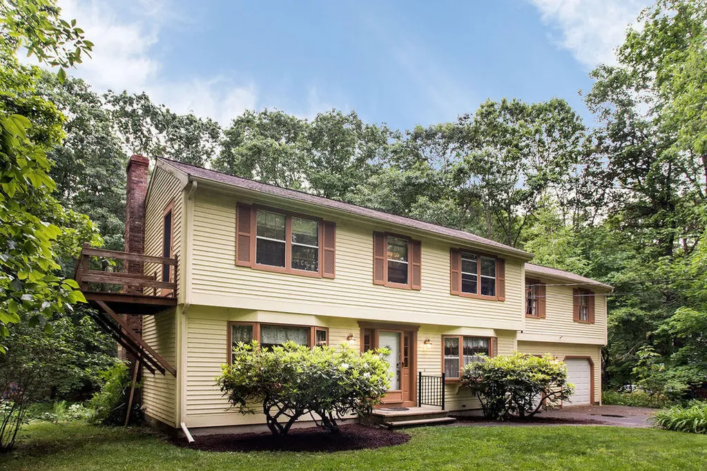 29 Raydon Road York ME 03909