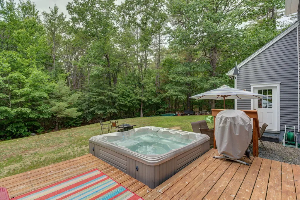83 Brown Road Raymond ME 04071