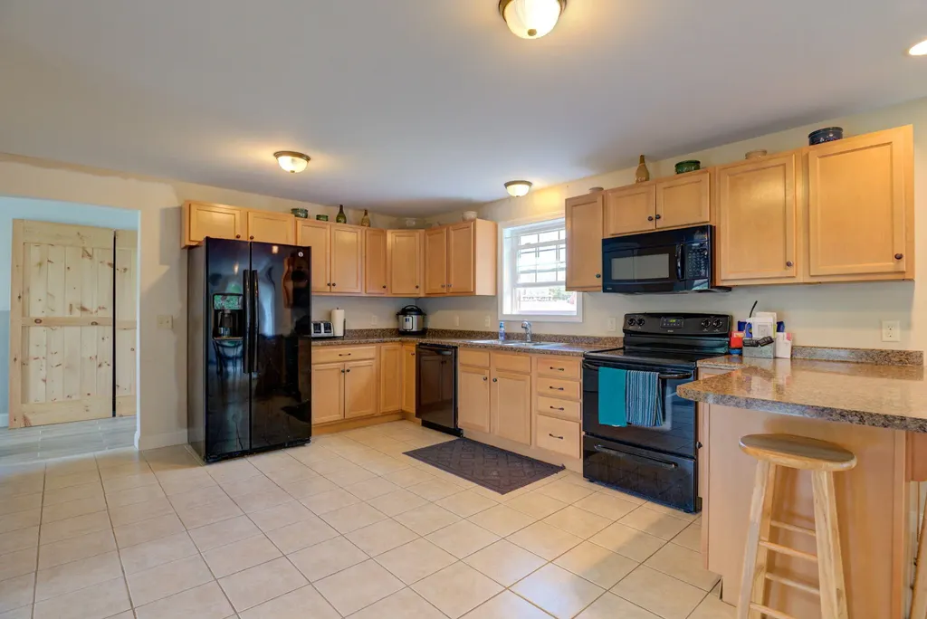 19 Allen Lane Naples ME 04055