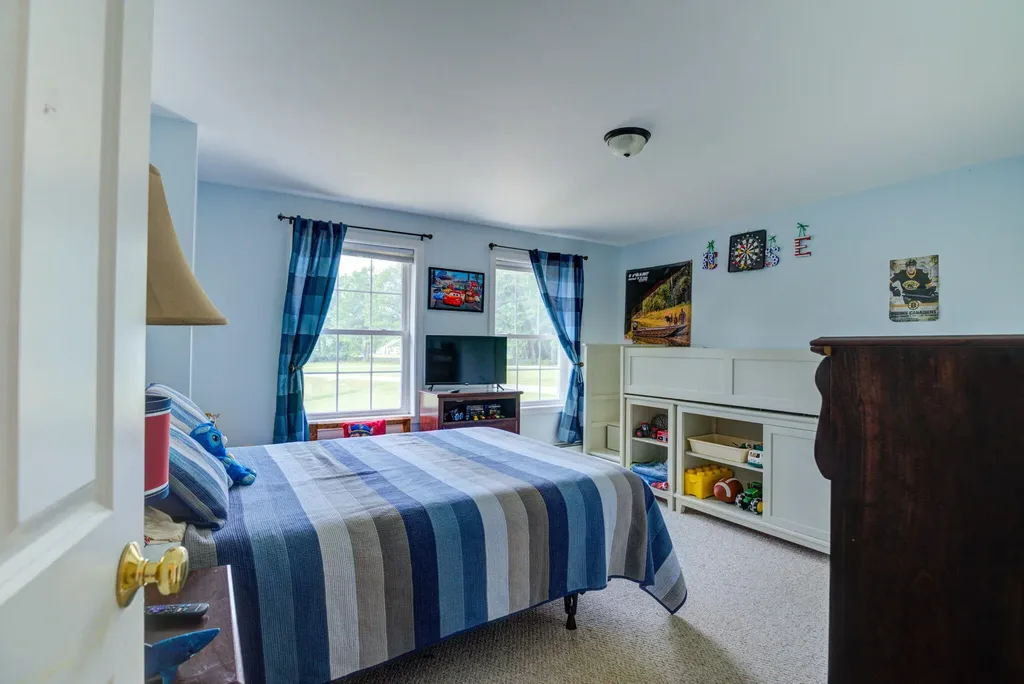 19 Allen Lane Naples ME 04055