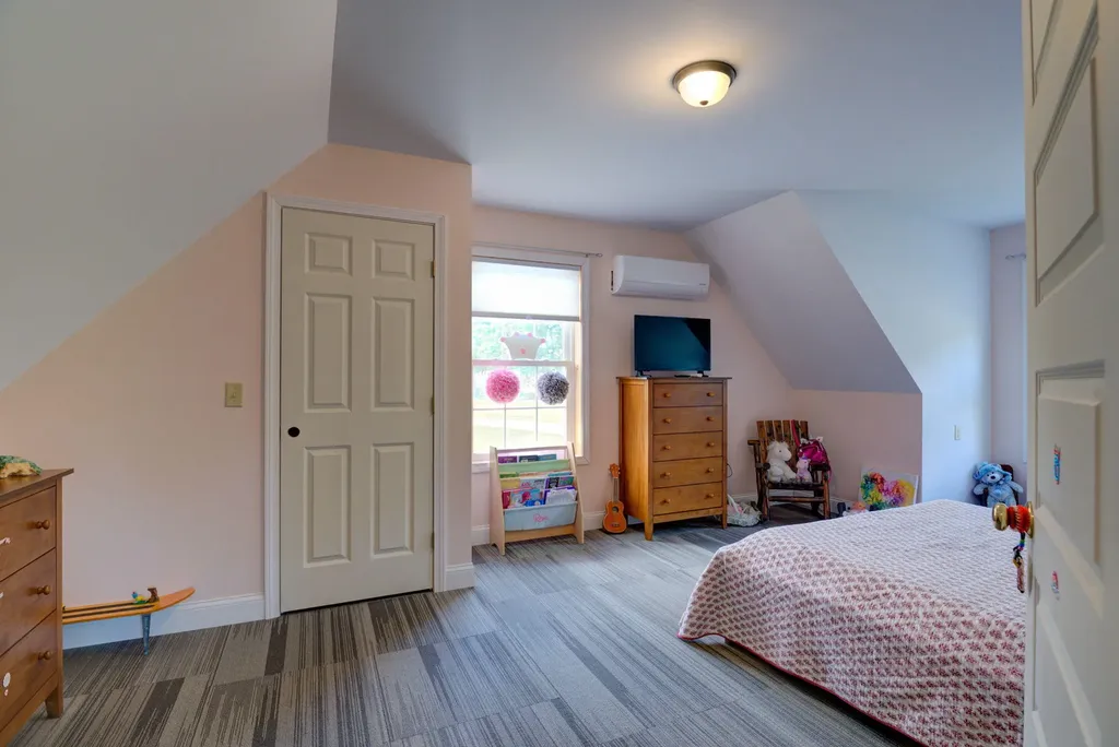 19 Allen Lane Naples ME 04055